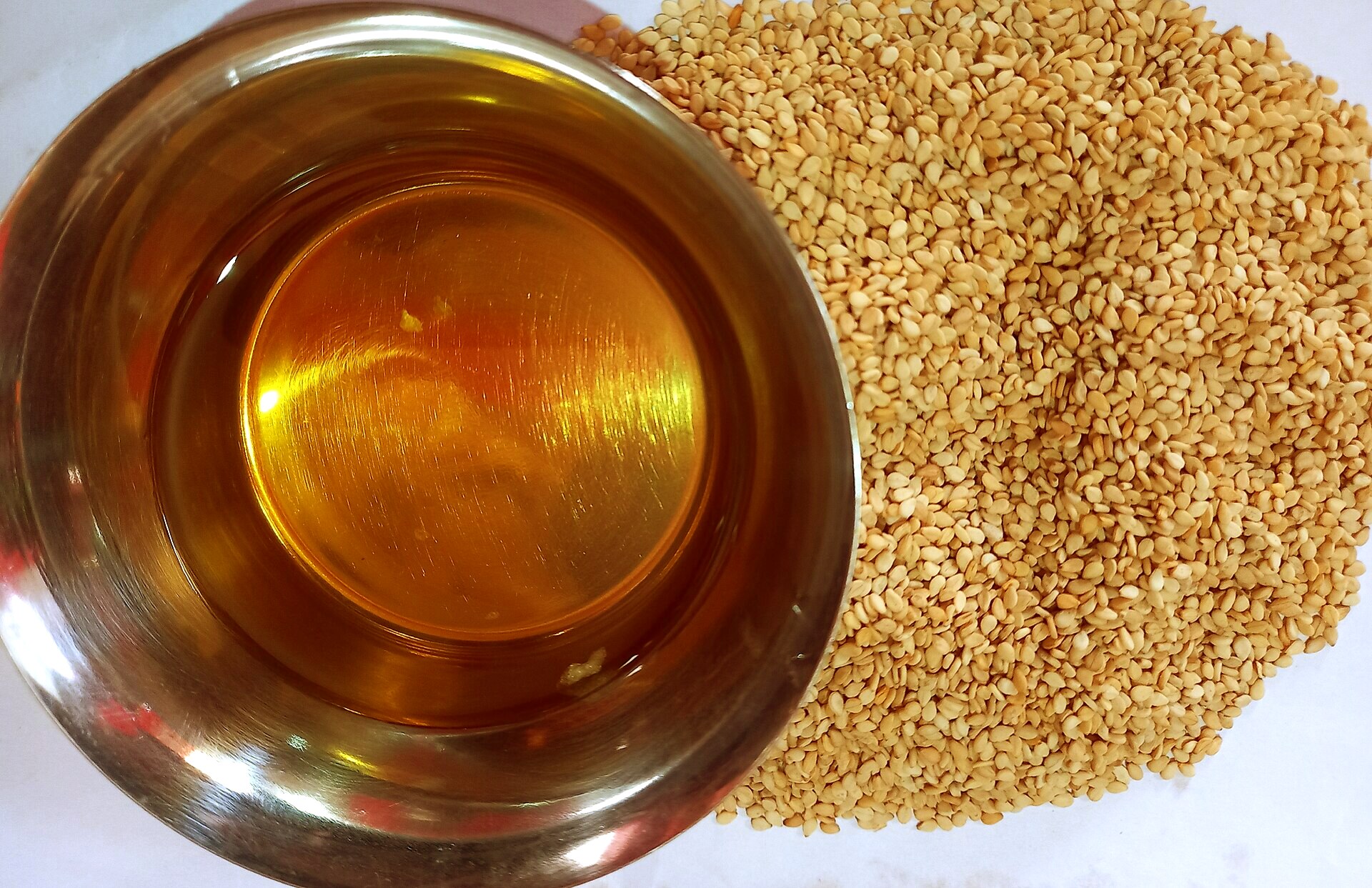 புதிதாகப் பிழிந்த பொன்னிற எண்ணெயும் எள்ளும்